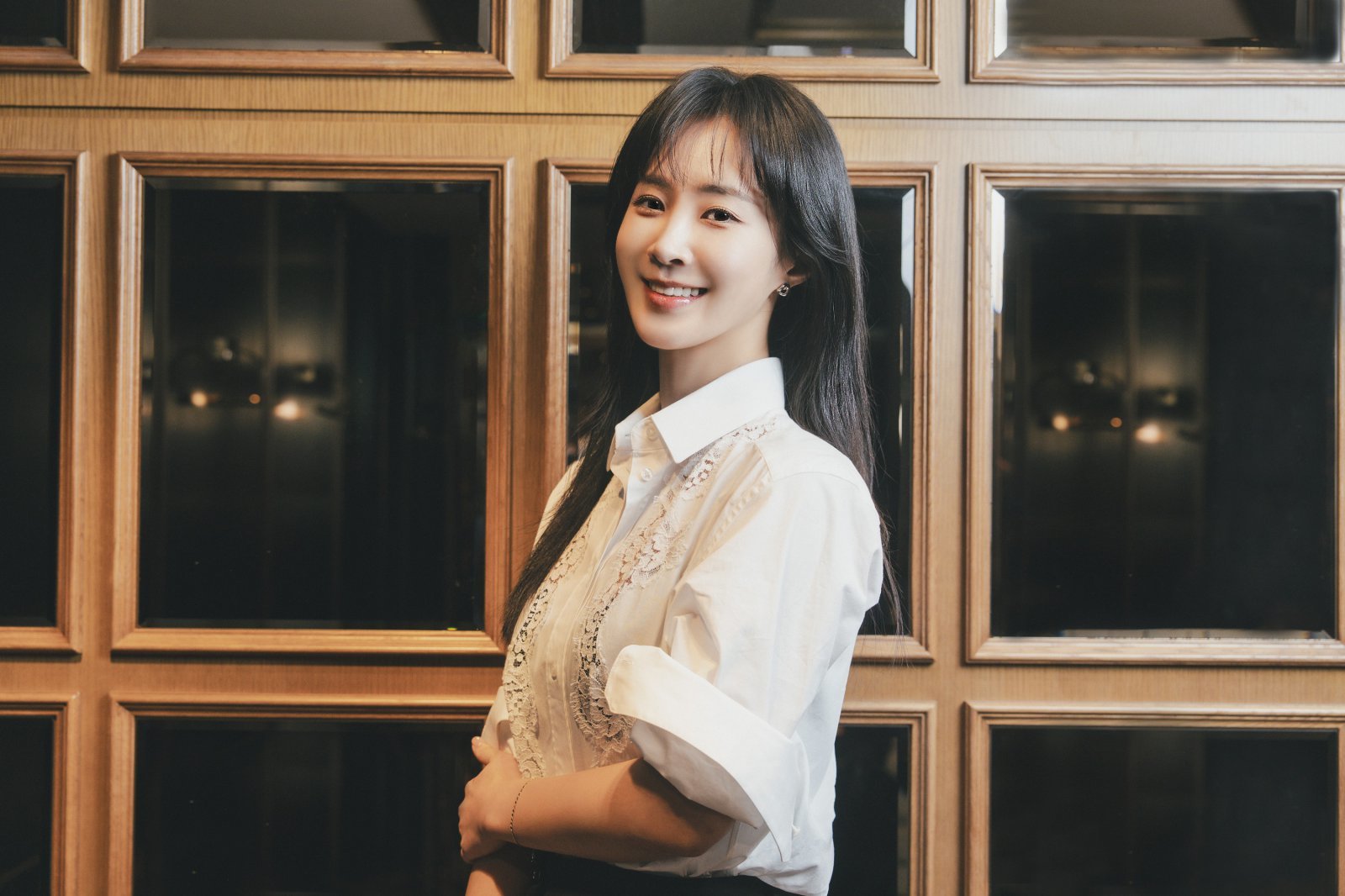 노란 수영복에 섹시한 몸매 어필하는 존예 처자