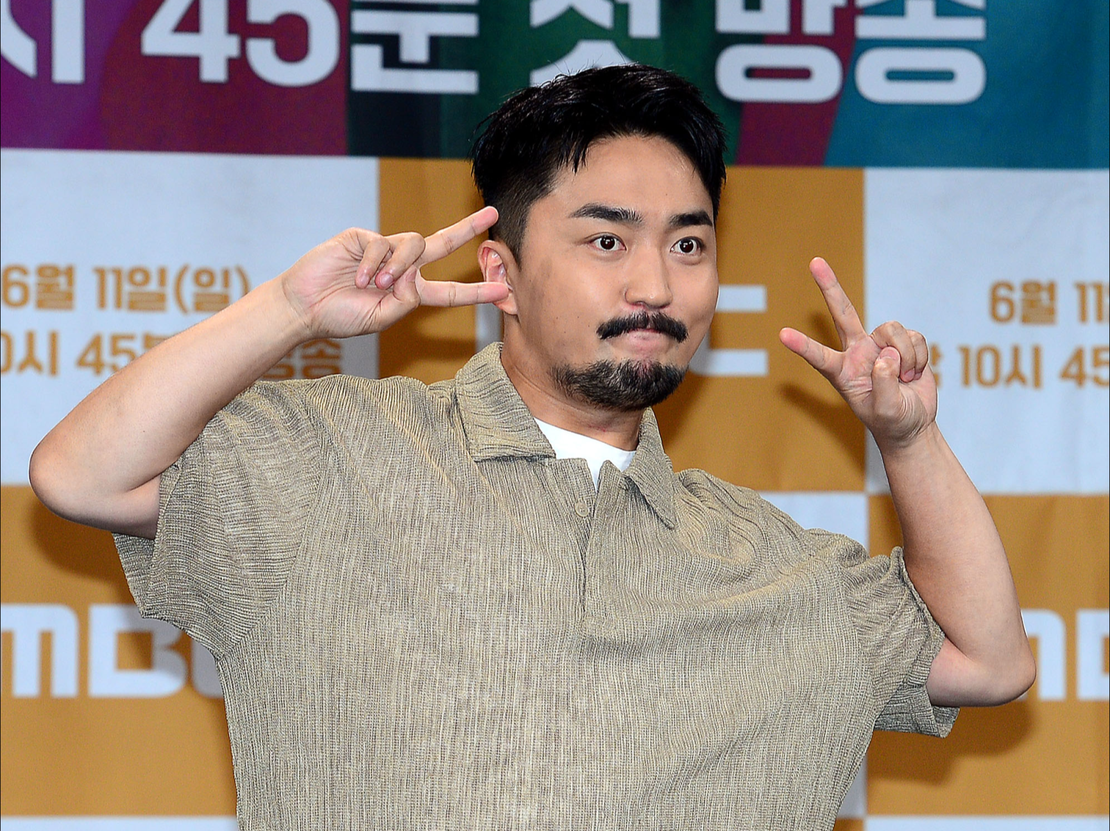 노란 수영복에 섹시한 몸매 어필하는 존예 처자