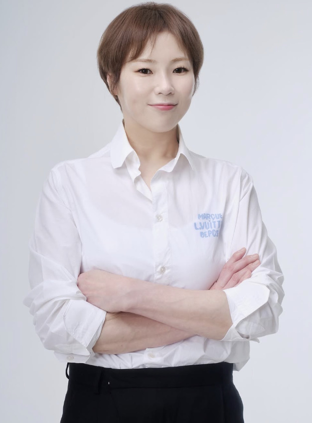 노란 수영복에 섹시한 몸매 어필하는 존예 처자