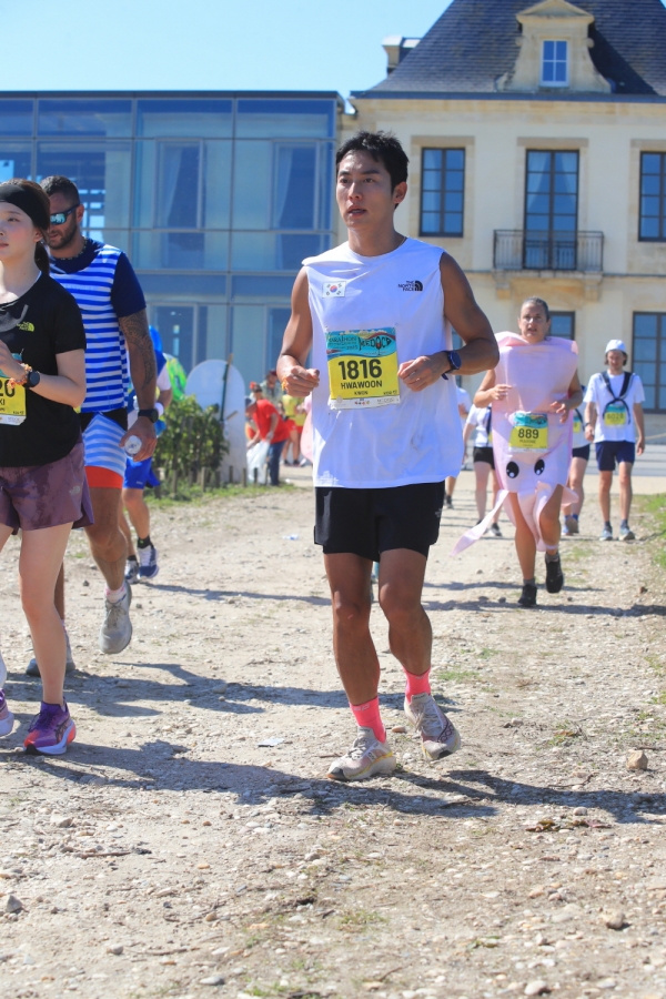 노란 수영복에 섹시한 몸매 어필하는 존예 처자