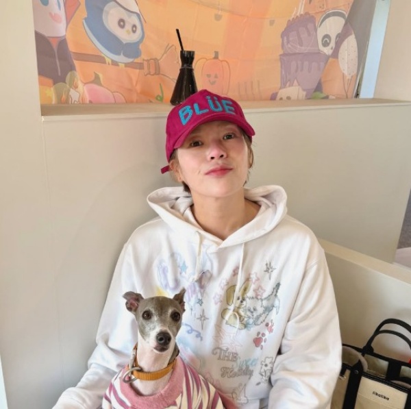 노란 수영복에 섹시한 몸매 어필하는 존예 처자