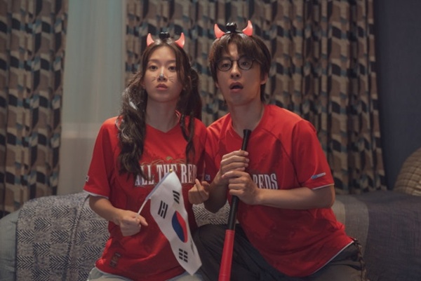 노란 수영복에 섹시한 몸매 어필하는 존예 처자