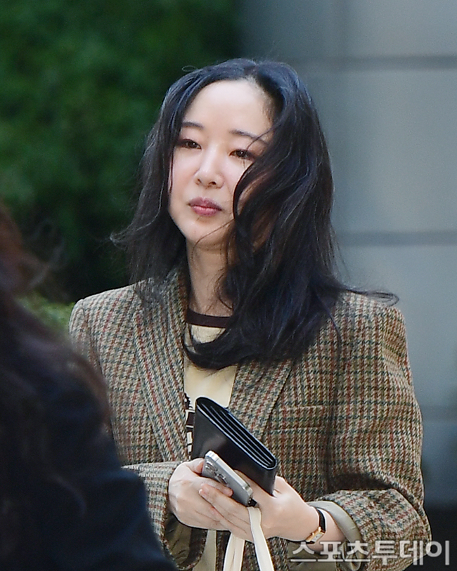 노란 수영복에 섹시한 몸매 어필하는 존예 처자