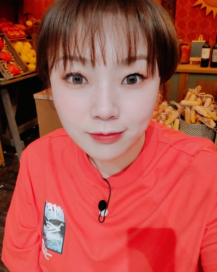 노란 수영복에 섹시한 몸매 어필하는 존예 처자