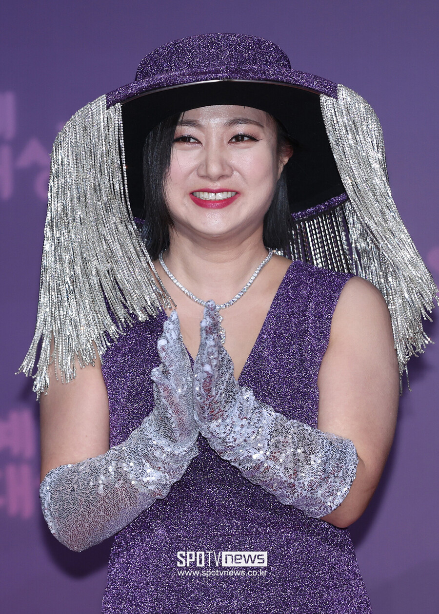 노란 수영복에 섹시한 몸매 어필하는 존예 처자