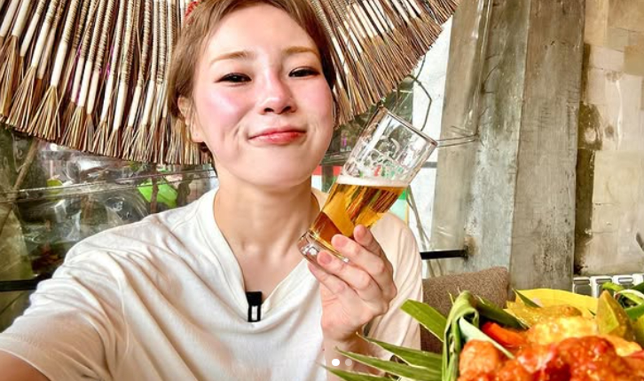 노란 수영복에 섹시한 몸매 어필하는 존예 처자