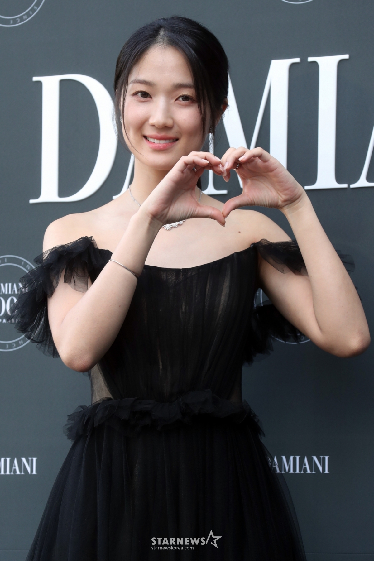 노란 수영복에 섹시한 몸매 어필하는 존예 처자