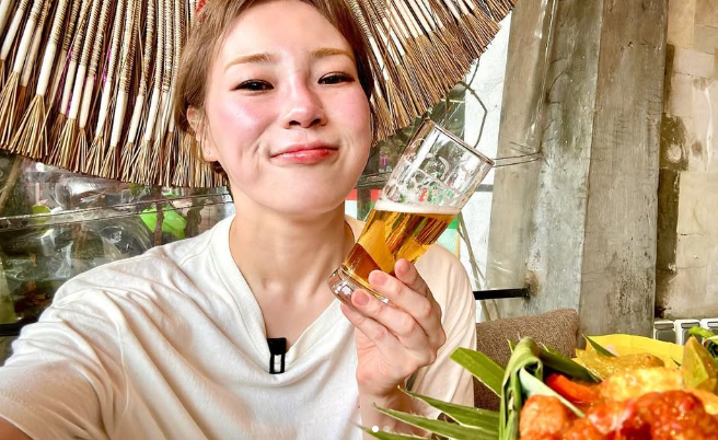 노란 수영복에 섹시한 몸매 어필하는 존예 처자