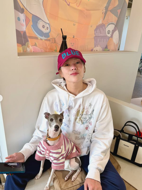 노란 수영복에 섹시한 몸매 어필하는 존예 처자