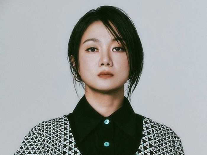 노란 수영복에 섹시한 몸매 어필하는 존예 처자