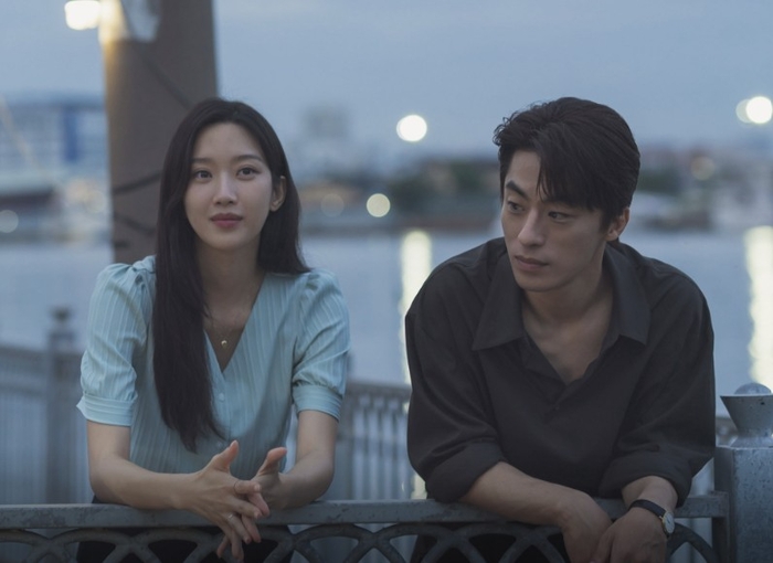 노란 수영복에 섹시한 몸매 어필하는 존예 처자