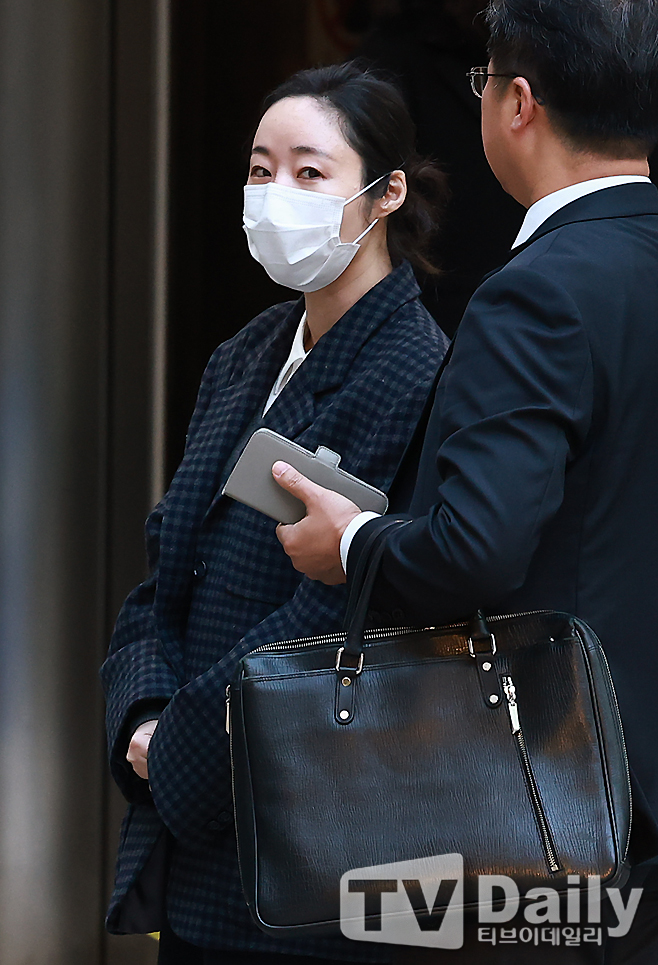 노란 수영복에 섹시한 몸매 어필하는 존예 처자