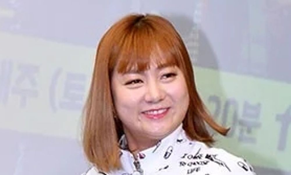 노란 수영복에 섹시한 몸매 어필하는 존예 처자