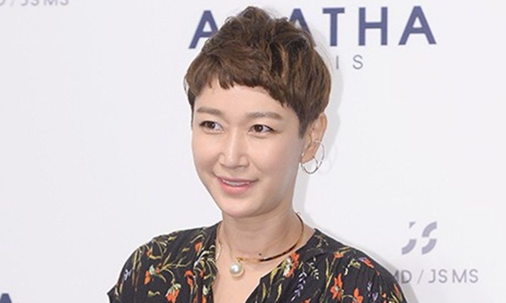 노란 수영복에 섹시한 몸매 어필하는 존예 처자