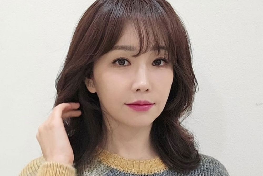 노란 수영복에 섹시한 몸매 어필하는 존예 처자