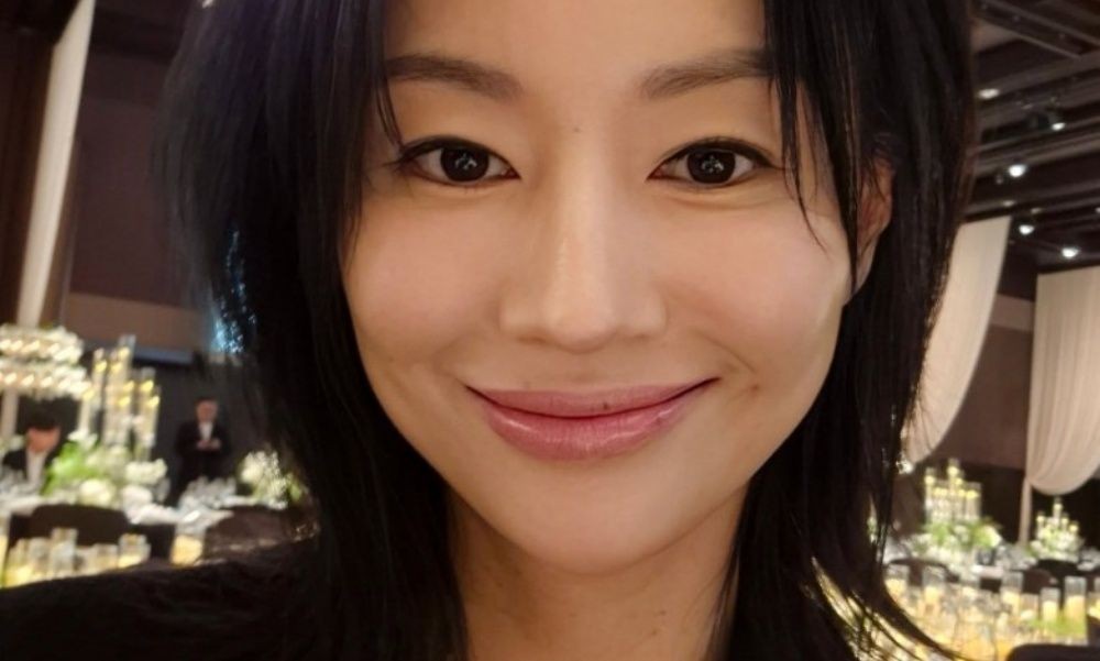 노란 수영복에 섹시한 몸매 어필하는 존예 처자