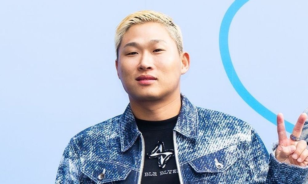 노란 수영복에 섹시한 몸매 어필하는 존예 처자