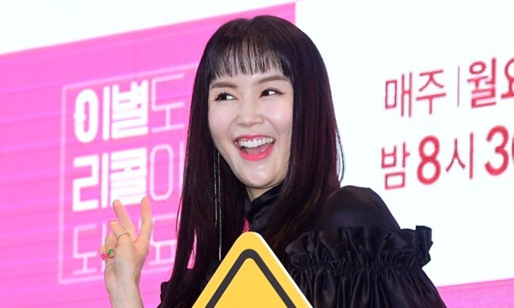 노란 수영복에 섹시한 몸매 어필하는 존예 처자