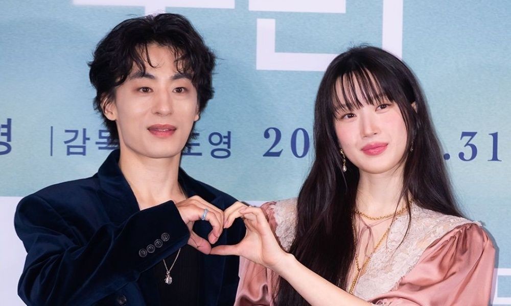 노란 수영복에 섹시한 몸매 어필하는 존예 처자