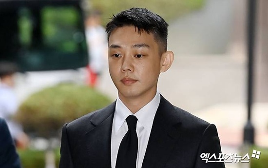 노란 수영복에 섹시한 몸매 어필하는 존예 처자