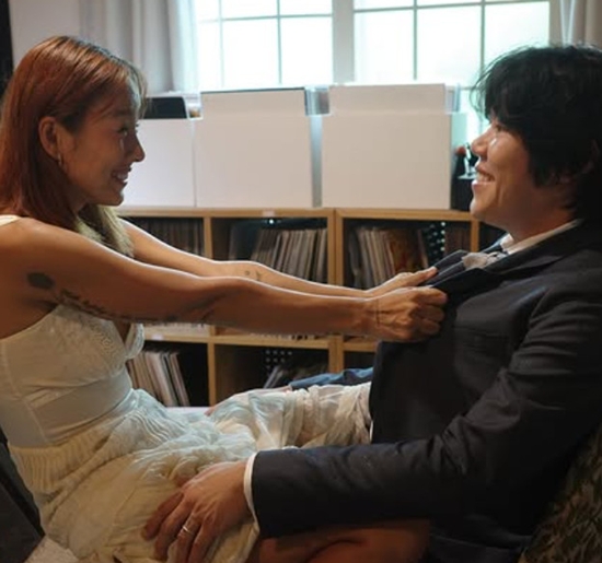 노란 수영복에 섹시한 몸매 어필하는 존예 처자