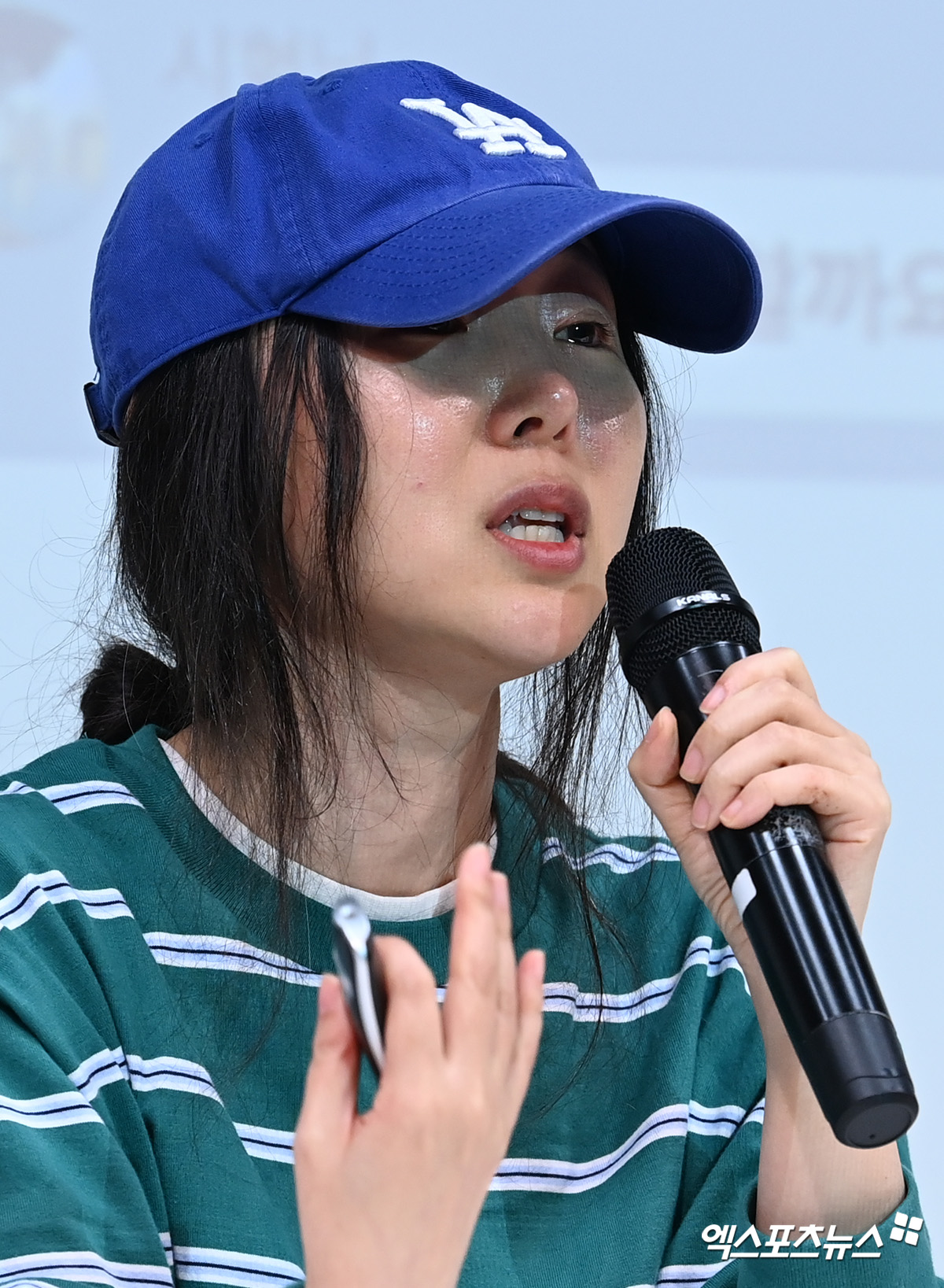 노란 수영복에 섹시한 몸매 어필하는 존예 처자