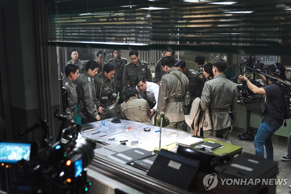 노란 수영복에 섹시한 몸매 어필하는 존예 처자