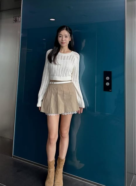 노란 수영복에 섹시한 몸매 어필하는 존예 처자