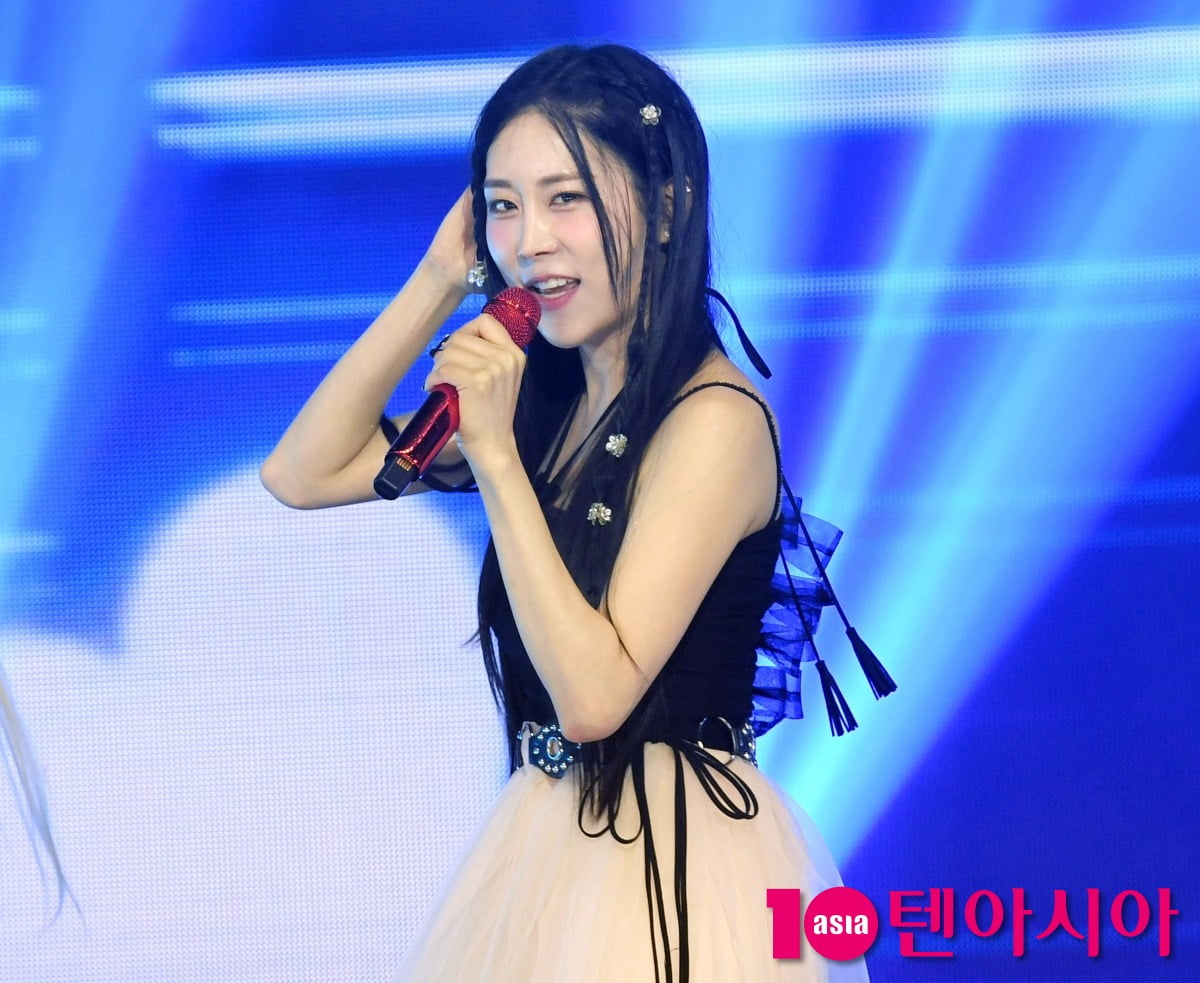 노란 수영복에 섹시한 몸매 어필하는 존예 처자