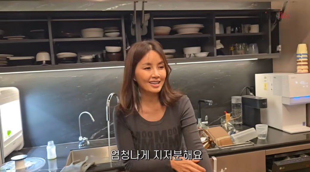 노란 수영복에 섹시한 몸매 어필하는 존예 처자