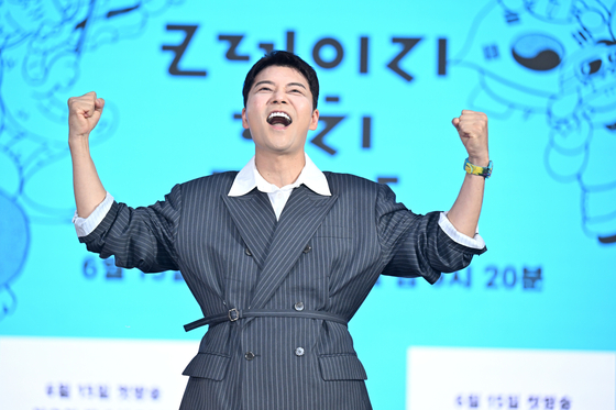 노란 수영복에 섹시한 몸매 어필하는 존예 처자