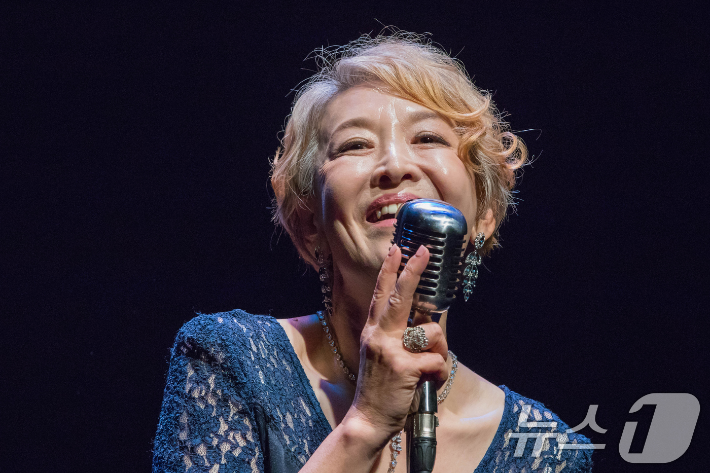 노란 수영복에 섹시한 몸매 어필하는 존예 처자