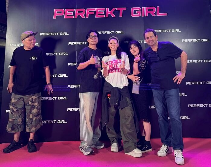 노란 수영복에 섹시한 몸매 어필하는 존예 처자