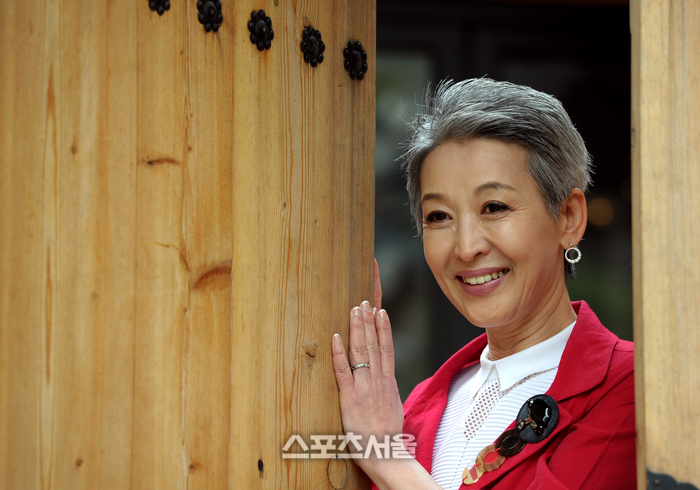 노란 수영복에 섹시한 몸매 어필하는 존예 처자