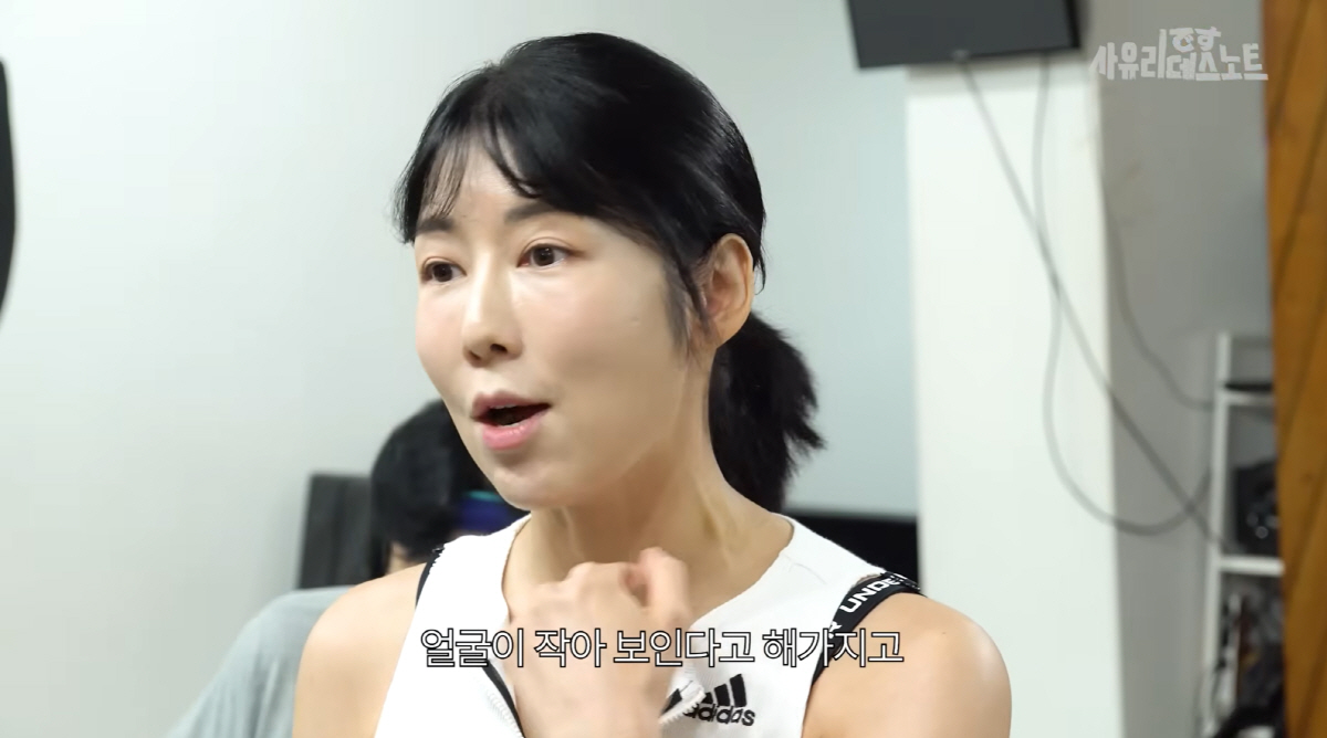 노란 수영복에 섹시한 몸매 어필하는 존예 처자