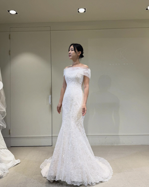 노란 수영복에 섹시한 몸매 어필하는 존예 처자