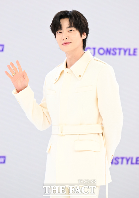 노란 수영복에 섹시한 몸매 어필하는 존예 처자