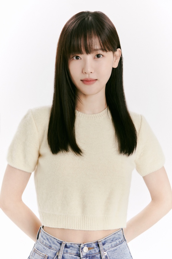 노란 수영복에 섹시한 몸매 어필하는 존예 처자