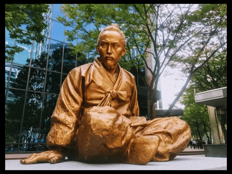 일어서서 만세하는 전봉준 동상. 종각역 앞에 있는 전봉준 동상 사진 한 장으로 그록(Grok) 4.1을 이용해 만든 영상. 마지막 만세 동작의 옷소매가 조선시대 양반 도포처럼 넓게 나와 좁아야 한다고 명령해서 수정된 것이 영상 앞부분 일어서는 동작들이다. /조인원 기자