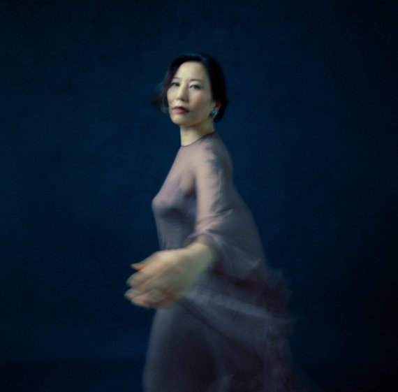 노란 수영복에 섹시한 몸매 어필하는 존예 처자