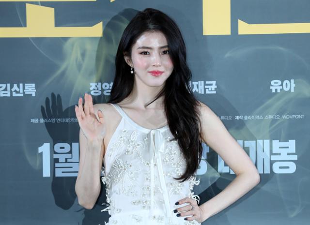 노란 수영복에 섹시한 몸매 어필하는 존예 처자