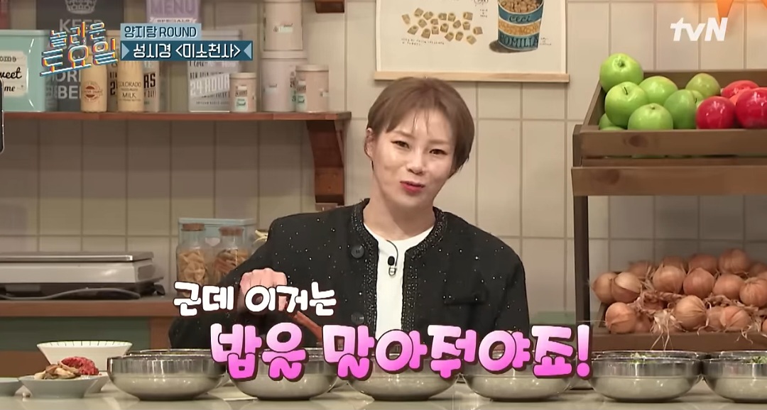 노란 수영복에 섹시한 몸매 어필하는 존예 처자