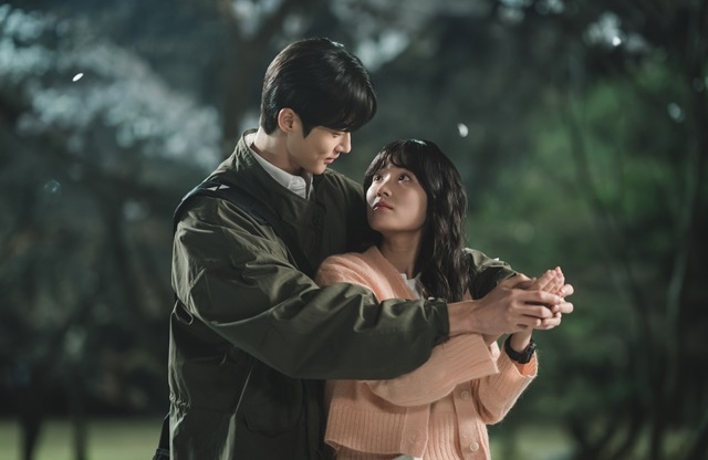 노란 수영복에 섹시한 몸매 어필하는 존예 처자