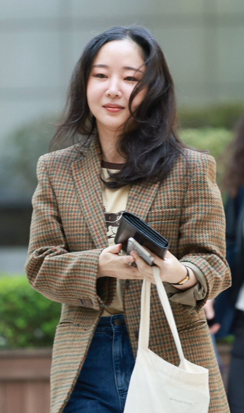 노란 수영복에 섹시한 몸매 어필하는 존예 처자