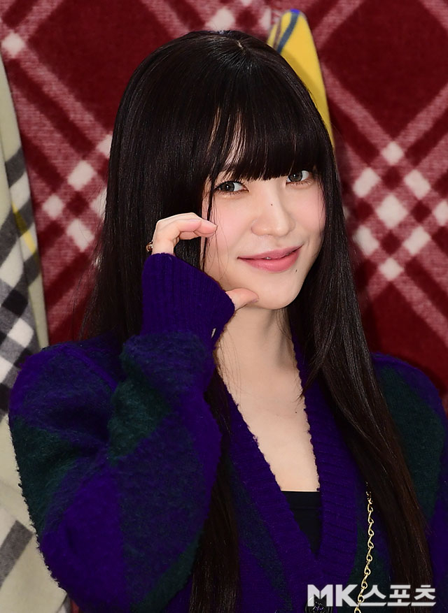 노란 수영복에 섹시한 몸매 어필하는 존예 처자