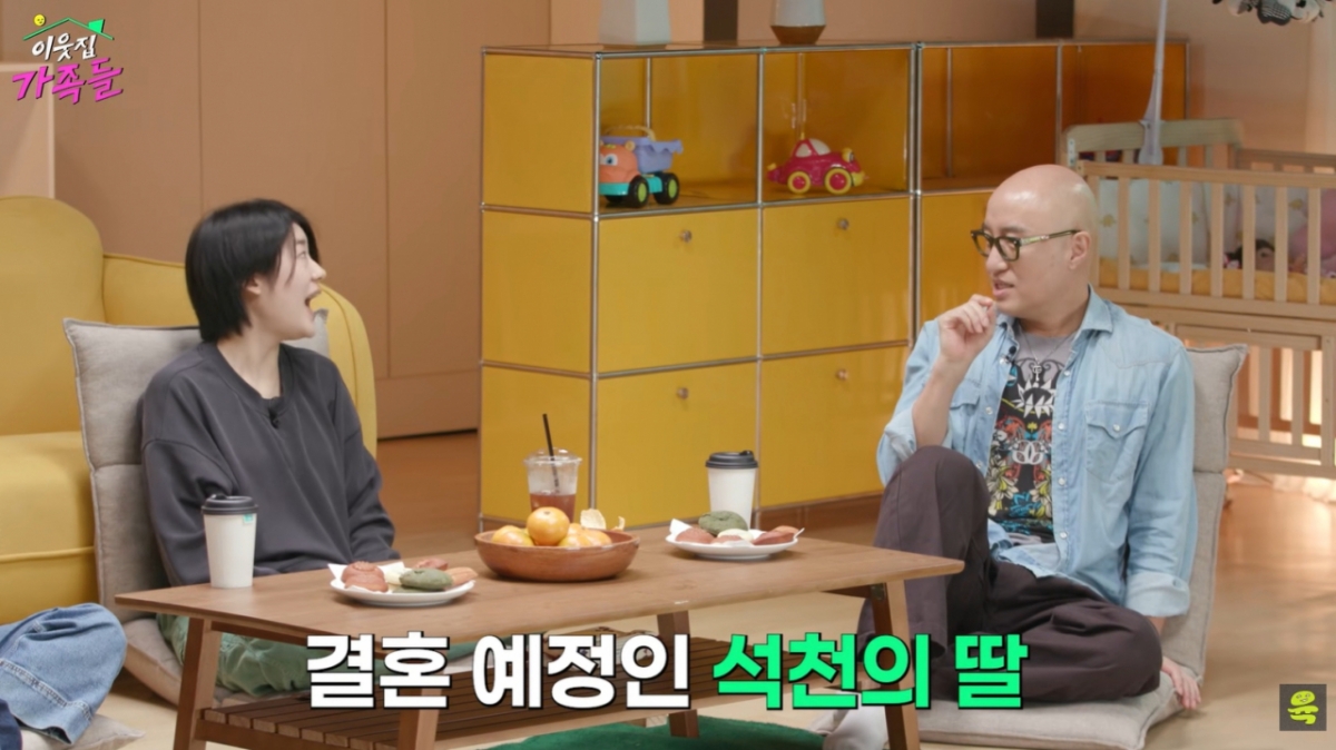 노란 수영복에 섹시한 몸매 어필하는 존예 처자