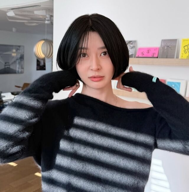 노란 수영복에 섹시한 몸매 어필하는 존예 처자