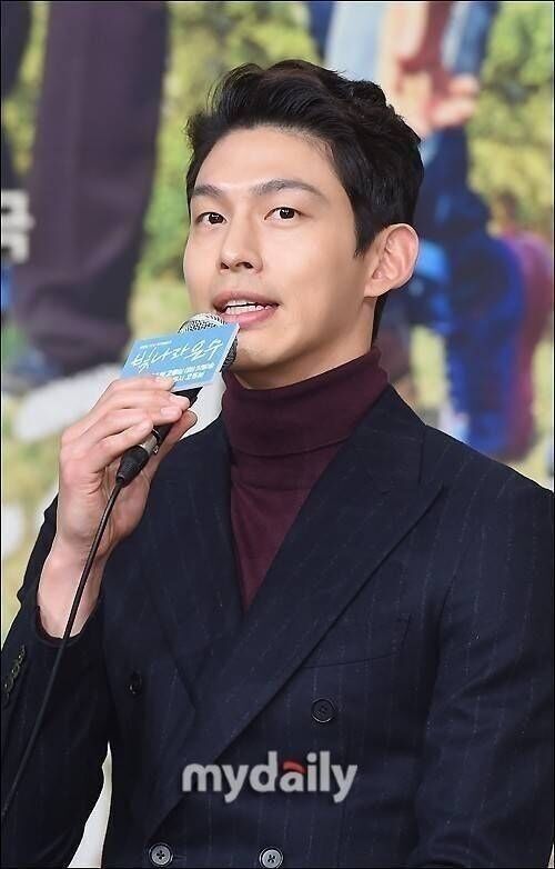 노란 수영복에 섹시한 몸매 어필하는 존예 처자