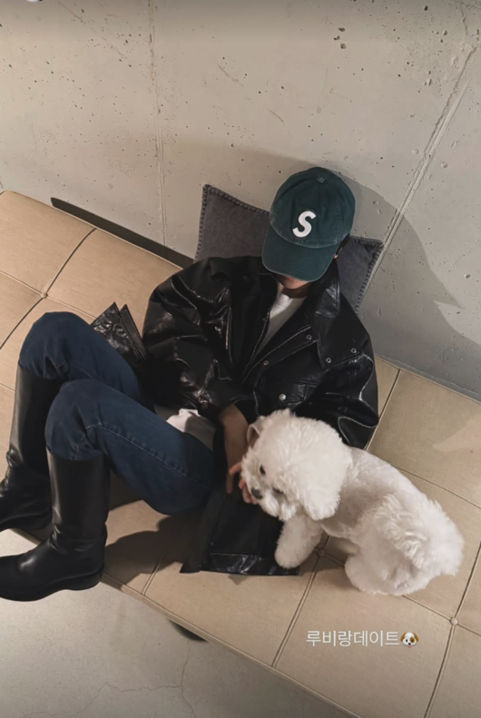 노란 수영복에 섹시한 몸매 어필하는 존예 처자