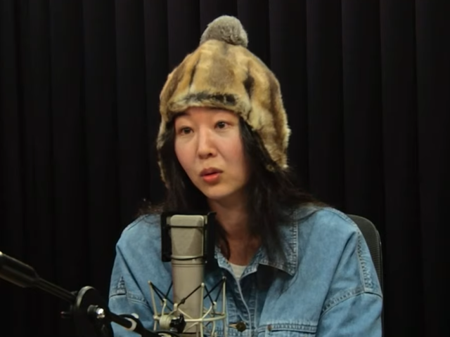 노란 수영복에 섹시한 몸매 어필하는 존예 처자